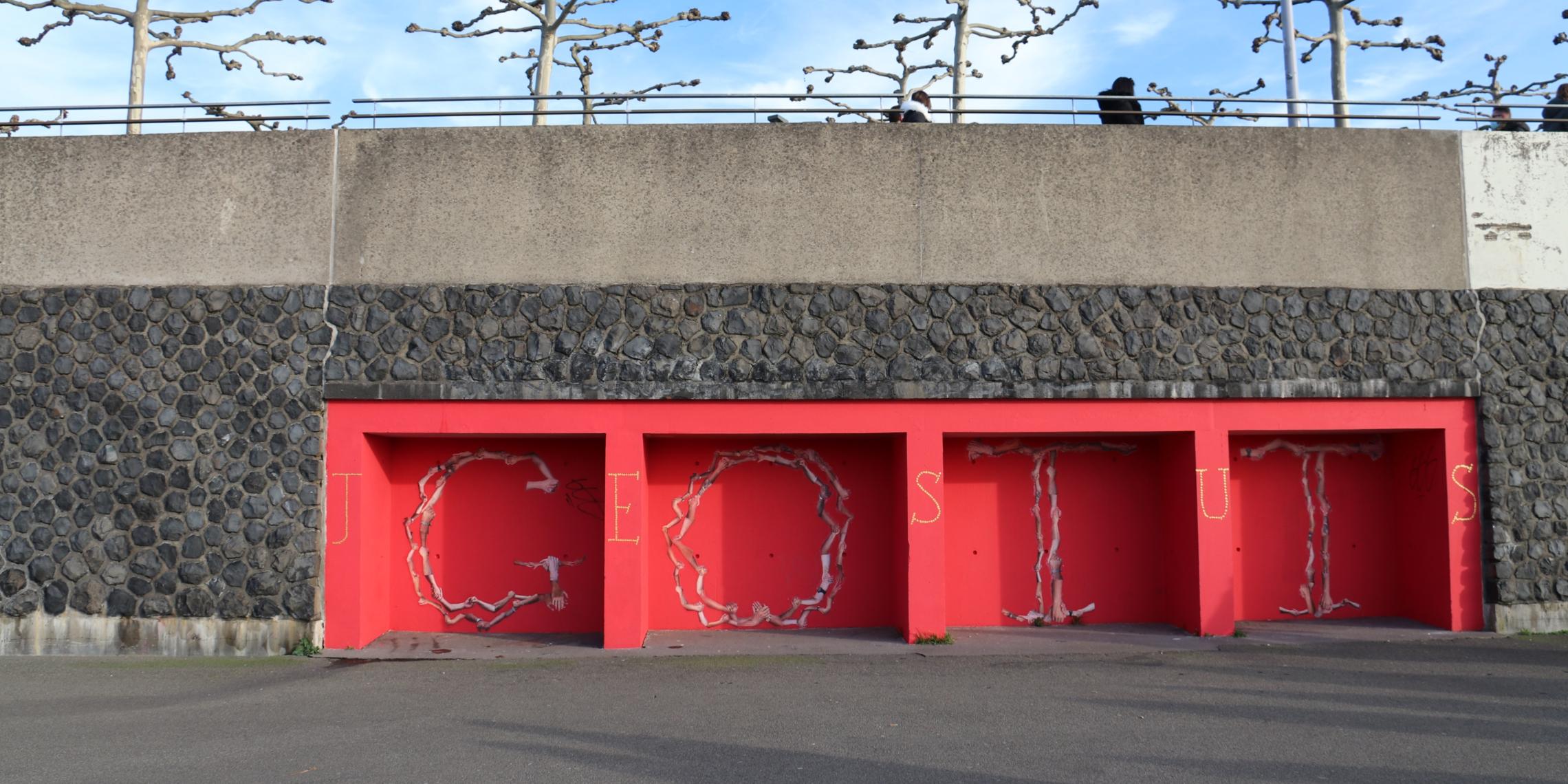 Streetart mit den Schriftzügen Gott und Jesus auf Mauer