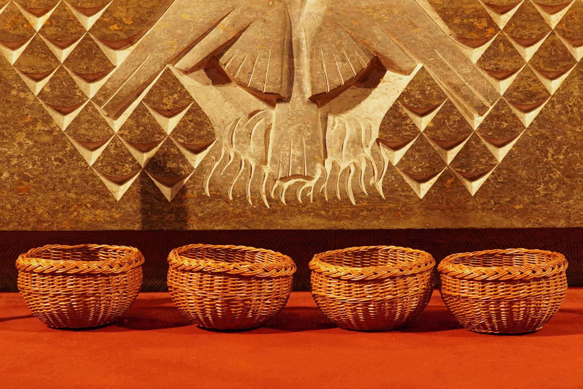 Kollektenkörbe vor dem Altar in der Kirche St. Antonius, Düsseldorf-Oberkassel