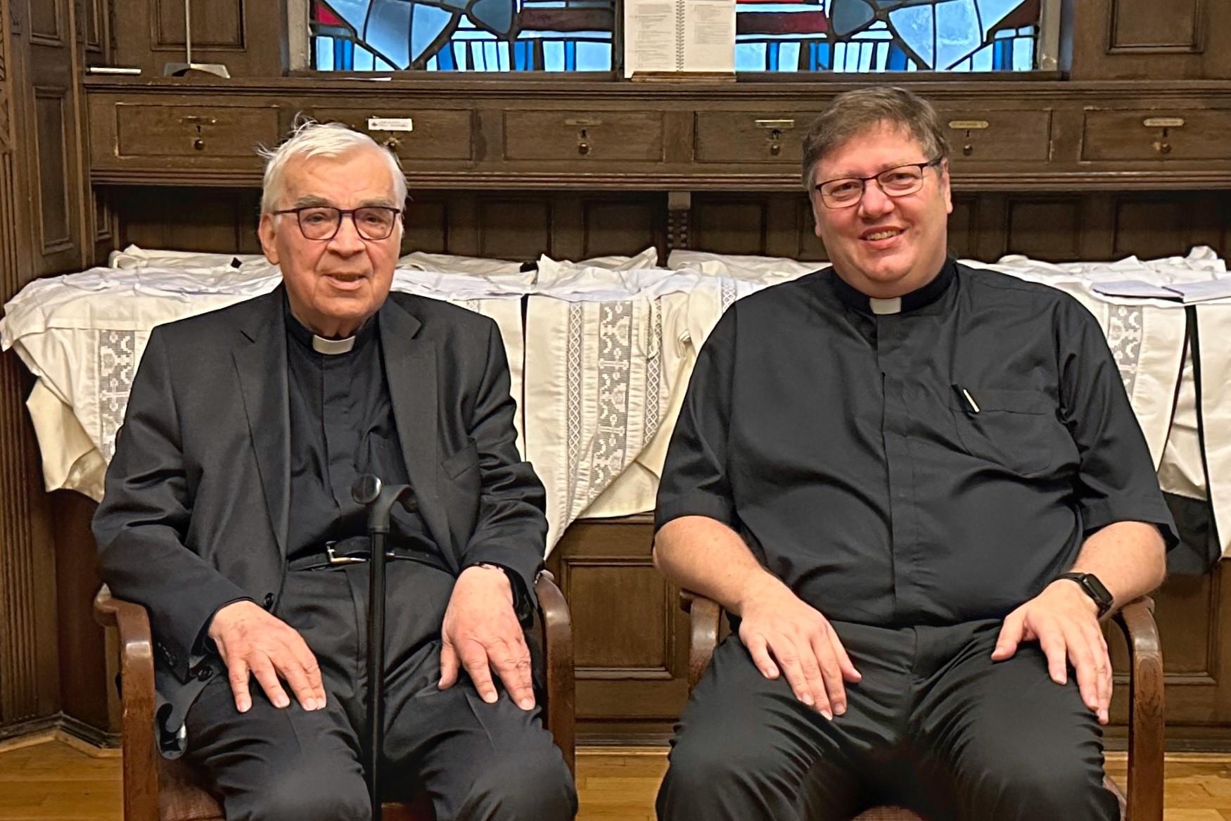 Msgr. Terbogen und Pfr. Schilling sitzen nebeneinander auf 2 Stühlen in der Sakristeia