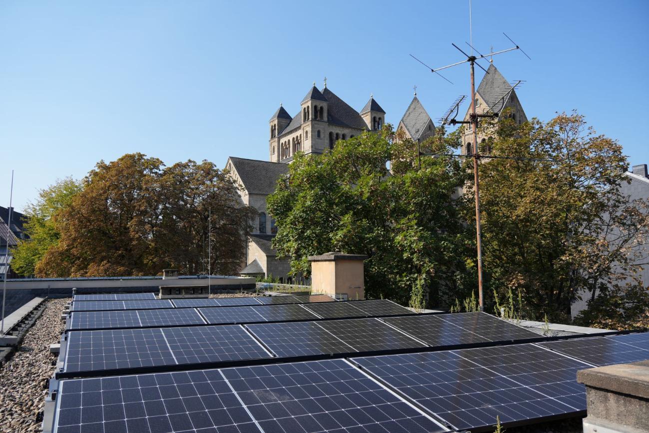 Blick über die Photovoltaikanlage der Kita St. Antonius auf die Kirche