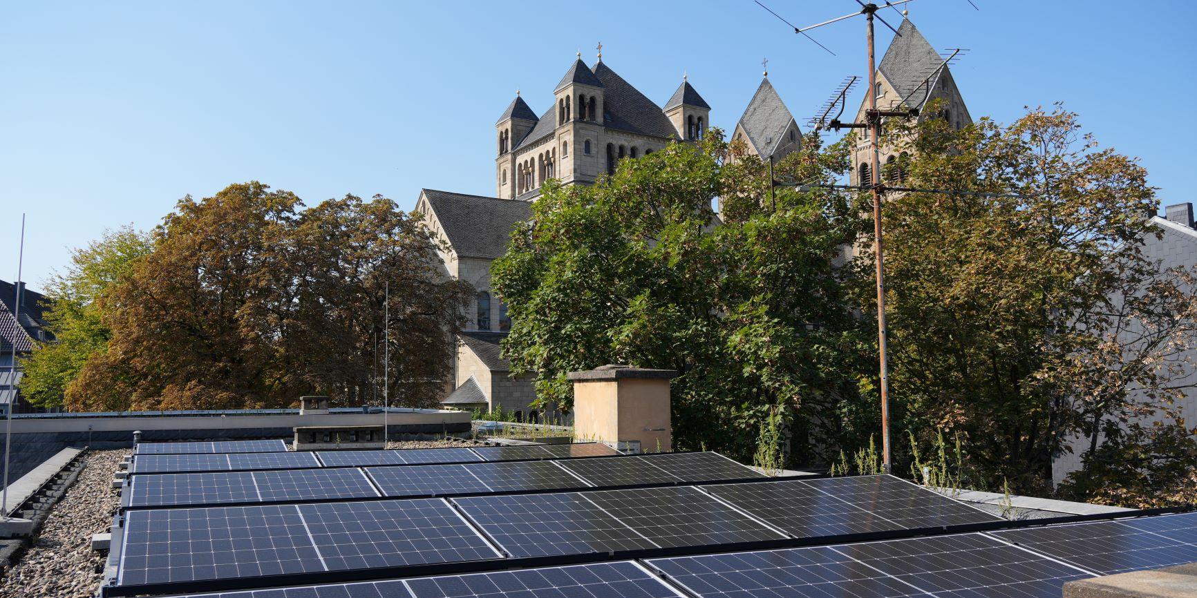 Blick über die Photovoltaikanlage der Kita St. Antonius auf die Kirche